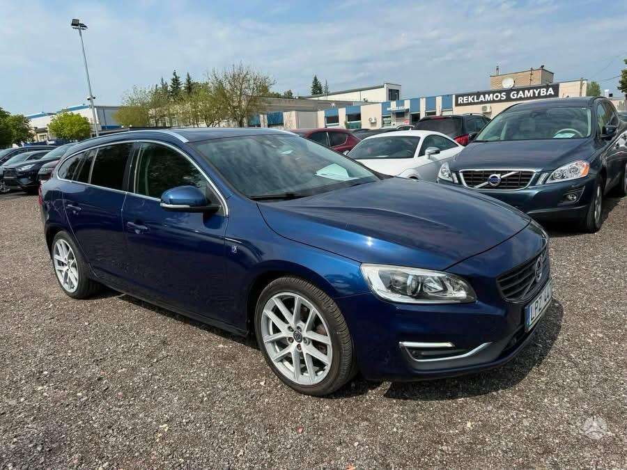 Volvo V60 2015 — rear view