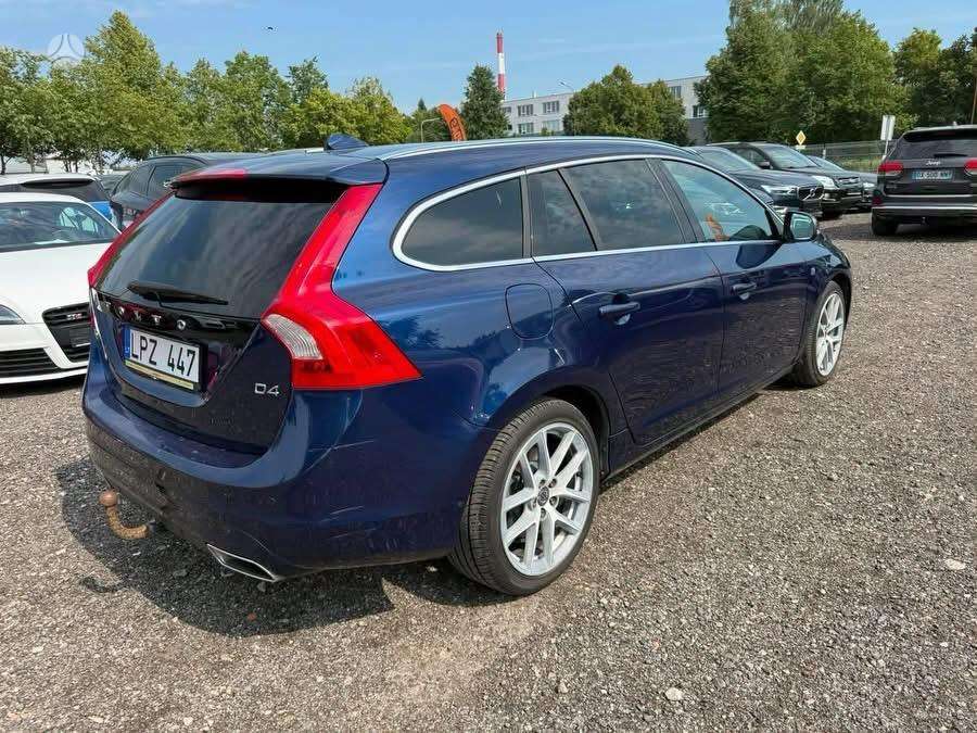 Volvo V60 2015 — interior