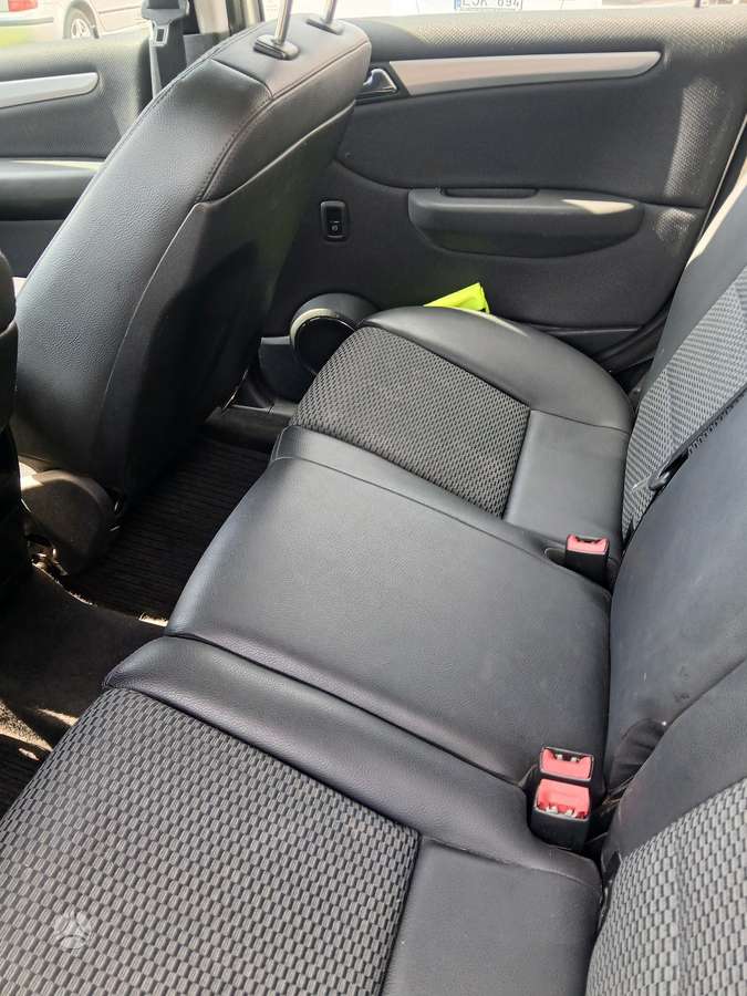 Mercedes-Benz B180 2010 — photo 11