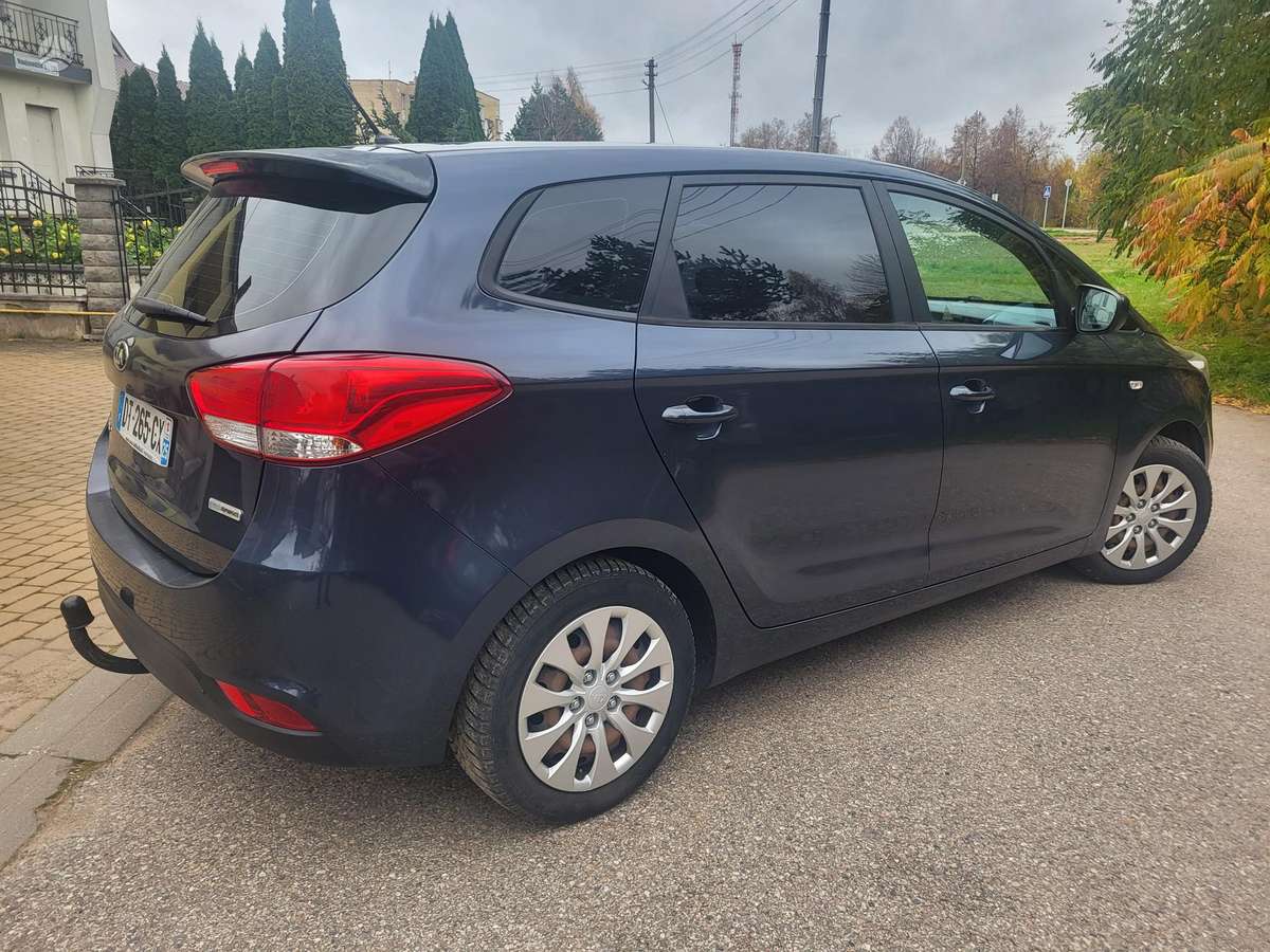 Kia Carens 2015 — вигляд ззаду