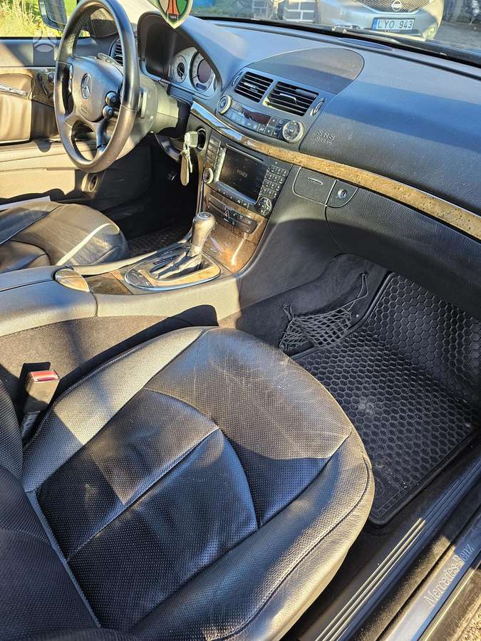 Mercedes-Benz E320 2006 — photo 11