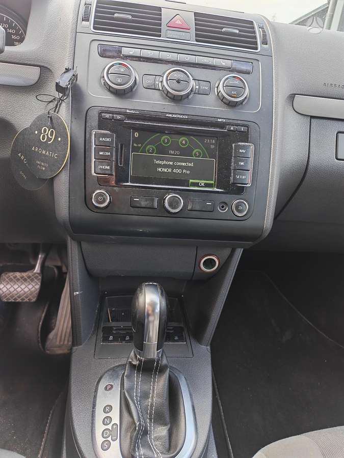 Volkswagen Touran 2012 — photo 11