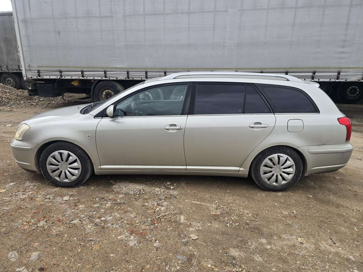 Toyota Avensis 2005 — вигляд ззаду