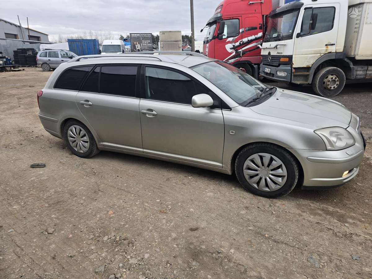 Toyota Avensis 2005 — салон