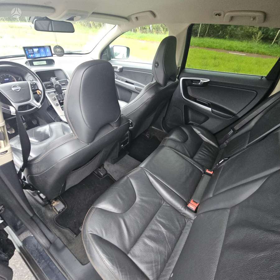 Volvo XC60 2010 — interior