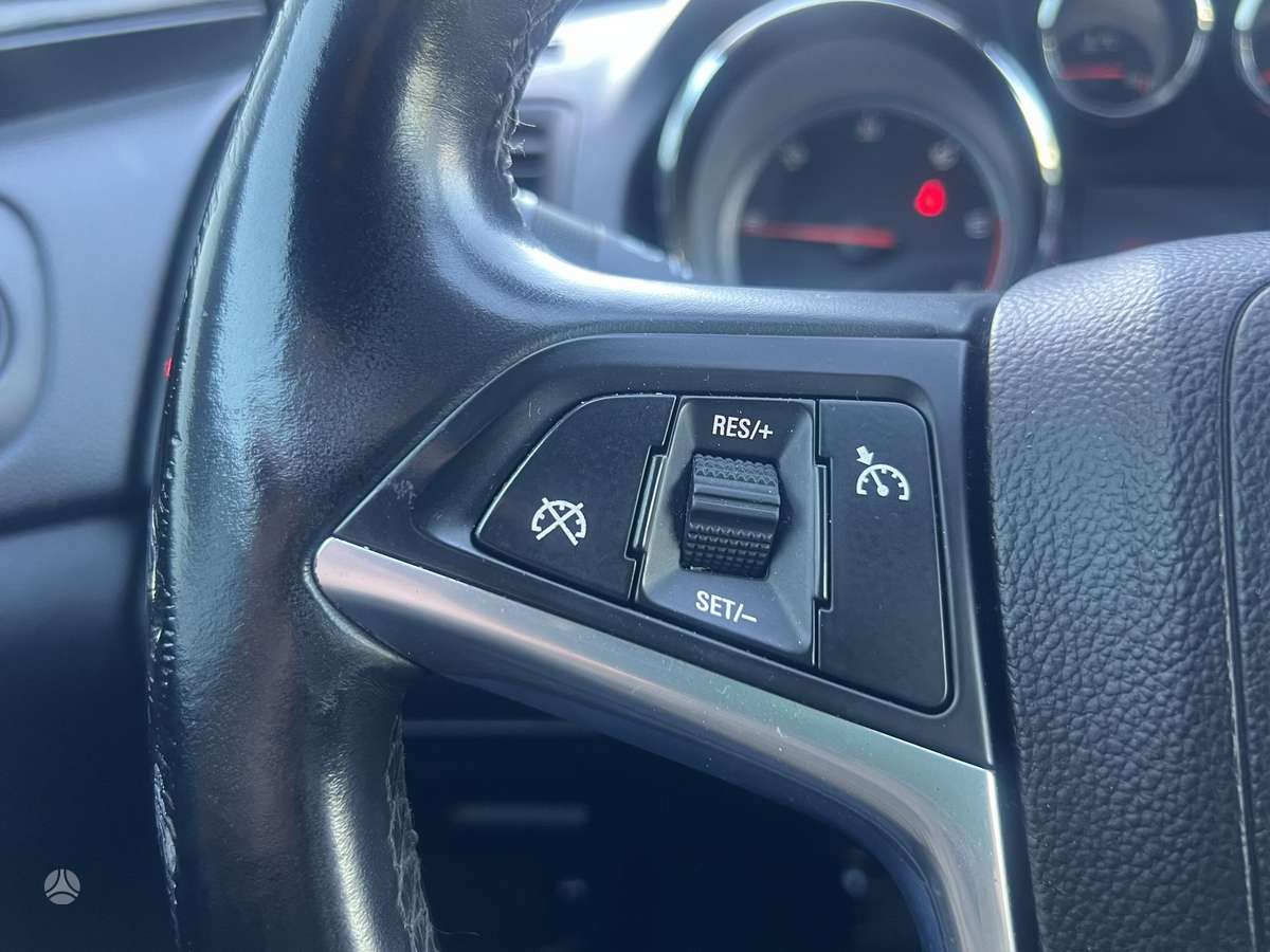 Opel Insignia 2011 — photo 14