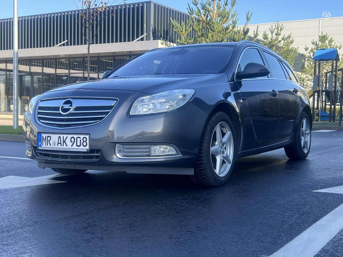 Opel Insignia 2011 — rear view