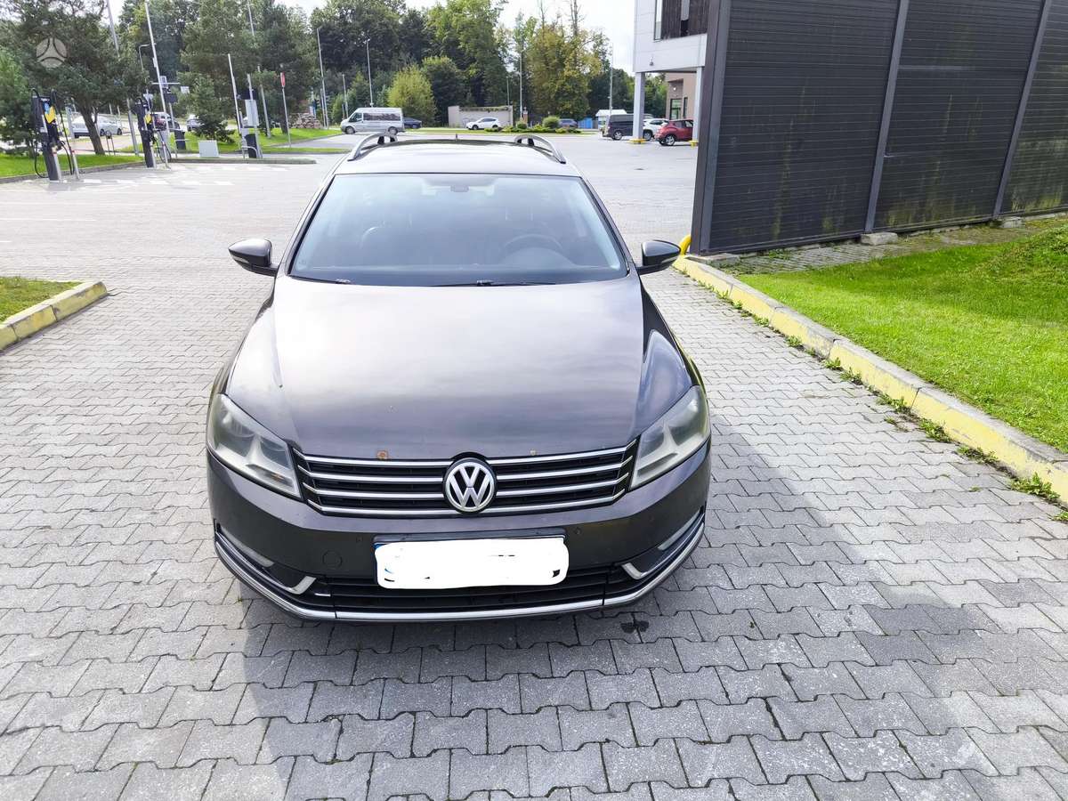 Volkswagen Passat 2012 — rear view