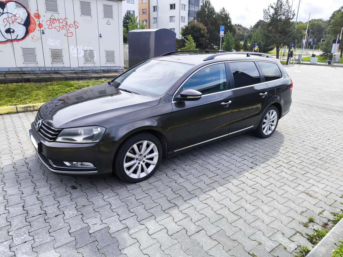 Volkswagen Passat 2012 — interior