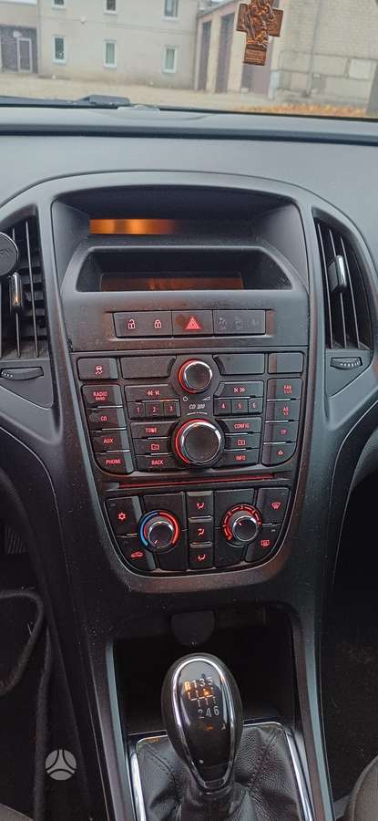 Opel Astra 2011 — photo 10