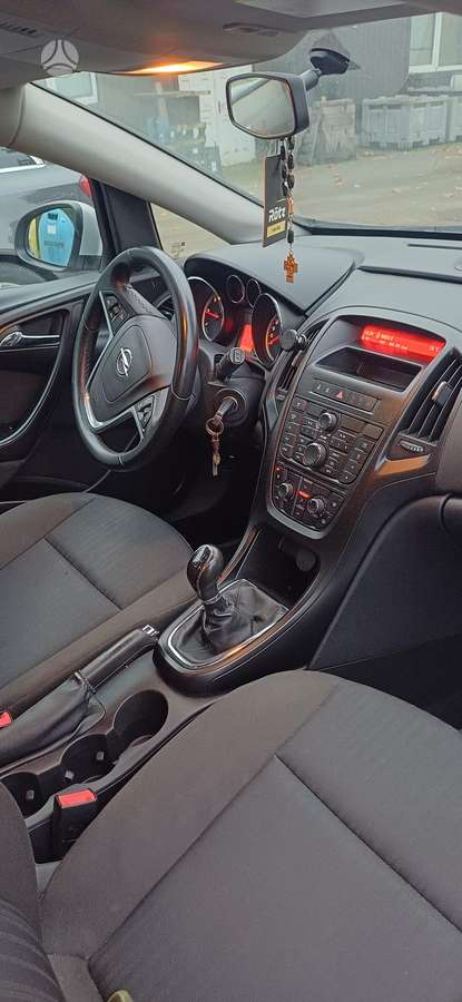 Opel Astra 2011 — photo 12