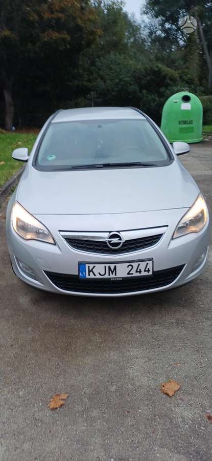 Opel Astra 2011 — rear view