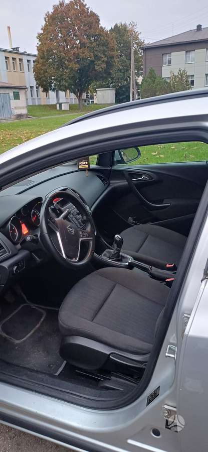 Opel Astra 2011 — interior
