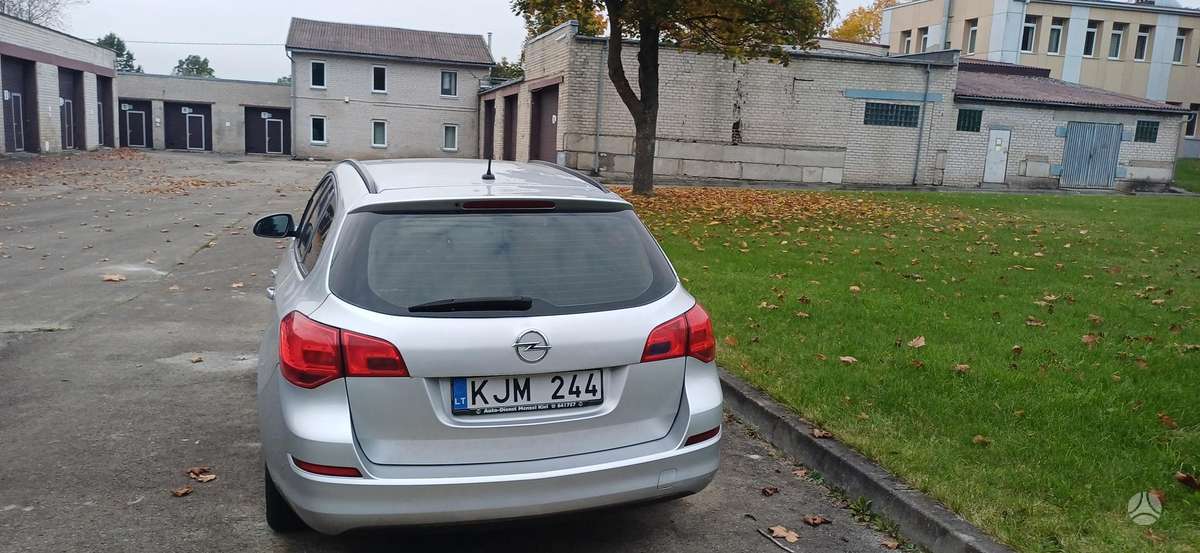 Opel Astra 2011 — photo 5