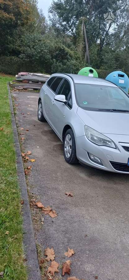 Opel Astra 2011 — photo 7