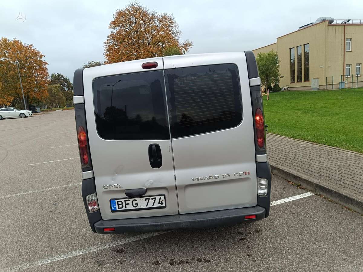 Opel Vivaro 2005 — вигляд ззаду