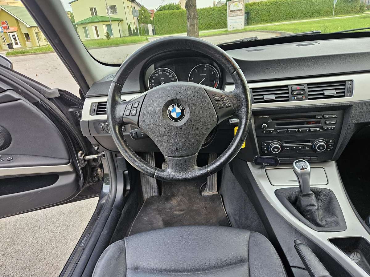 BMW 318 2010 — photo 10