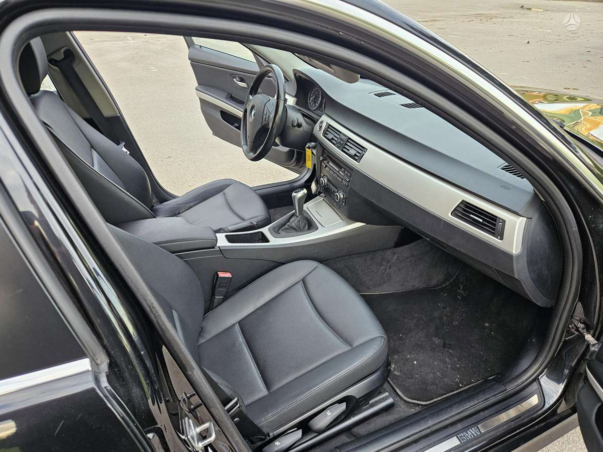 BMW 318 2010 — photo 11