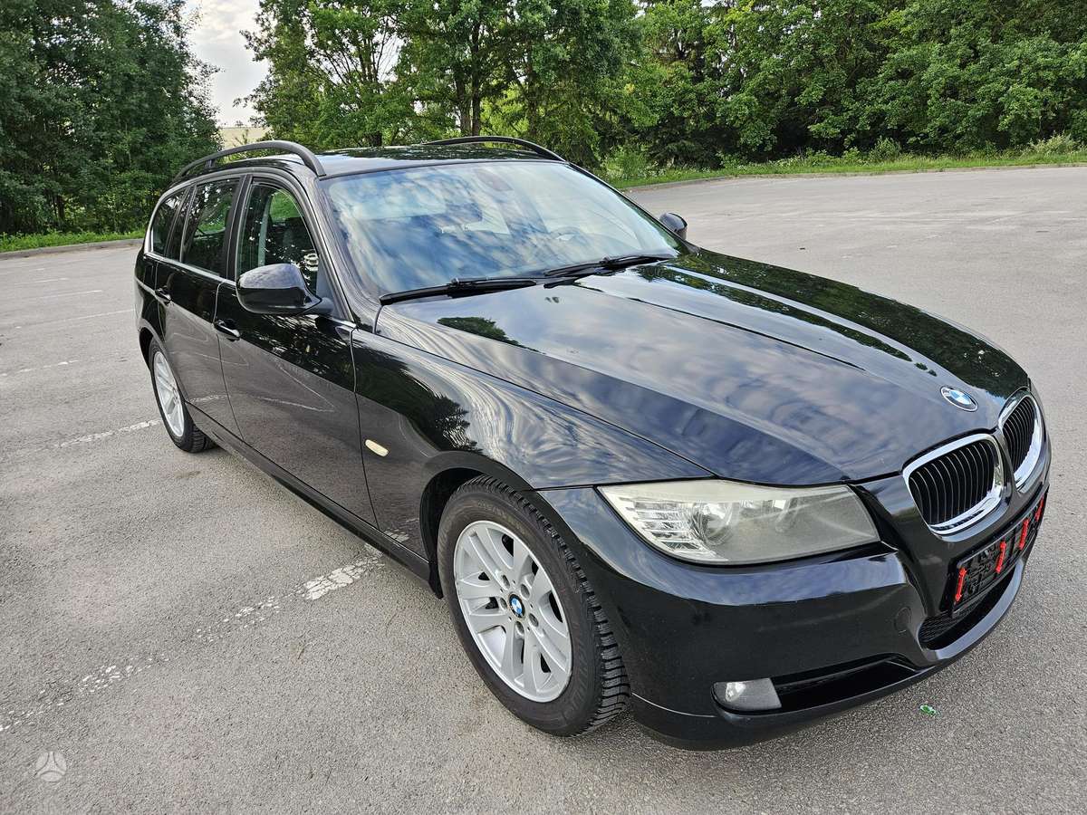 BMW 318 2010 — interior