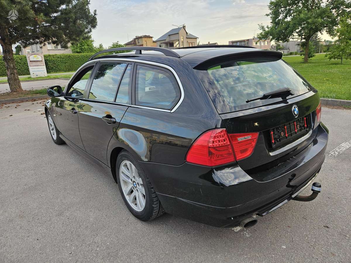 BMW 318 2010 — photo 7