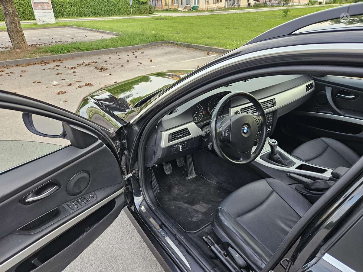 BMW 318 2010 — photo 9