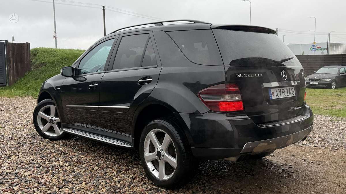 Mercedes-Benz ML320 2008 — вигляд ззаду