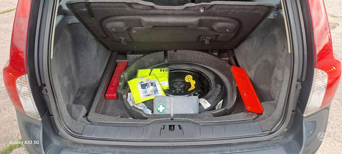 Volvo V50 2010 — photo 7