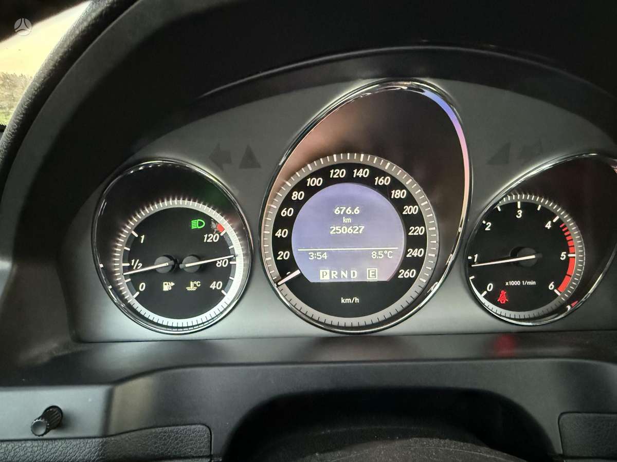 Mercedes-Benz C200 2011 — photo 12