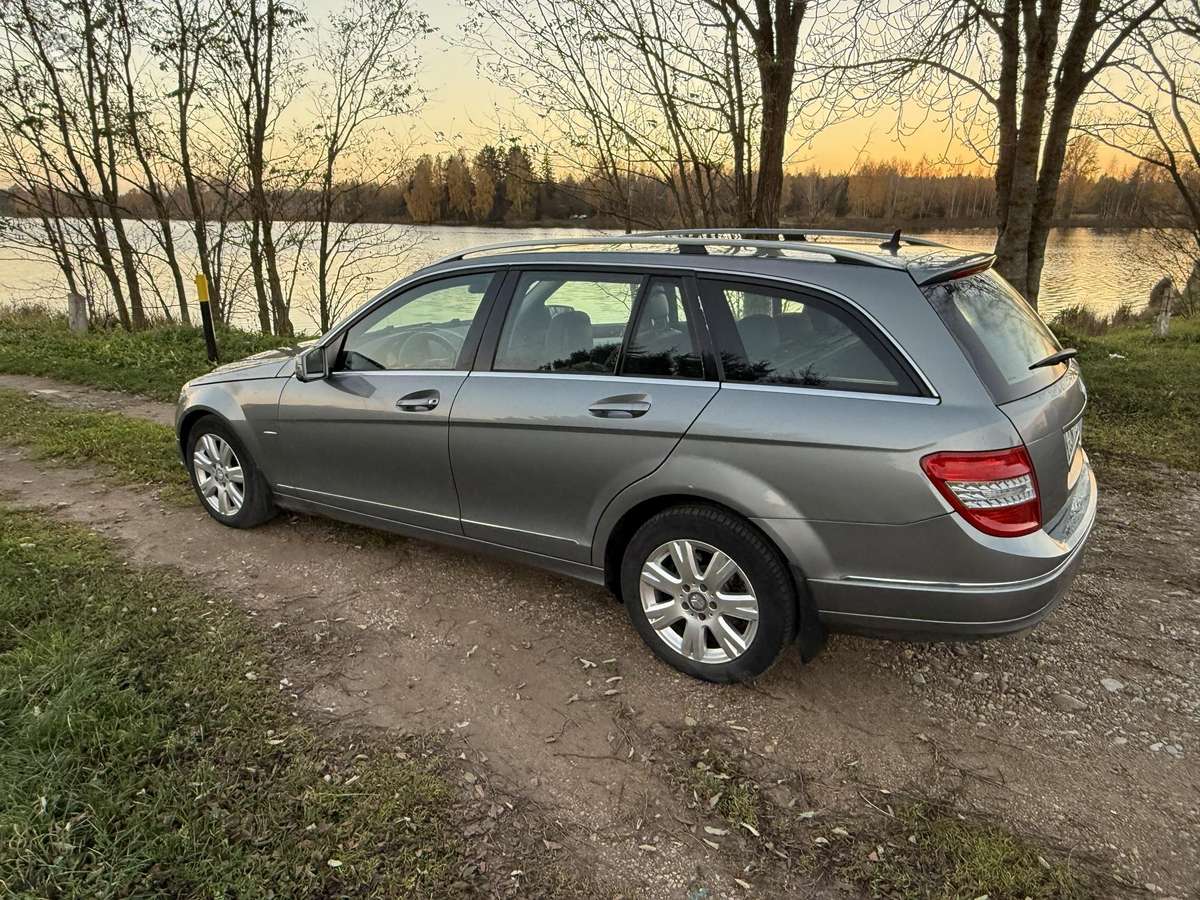 Mercedes-Benz C200 2011 — rear view