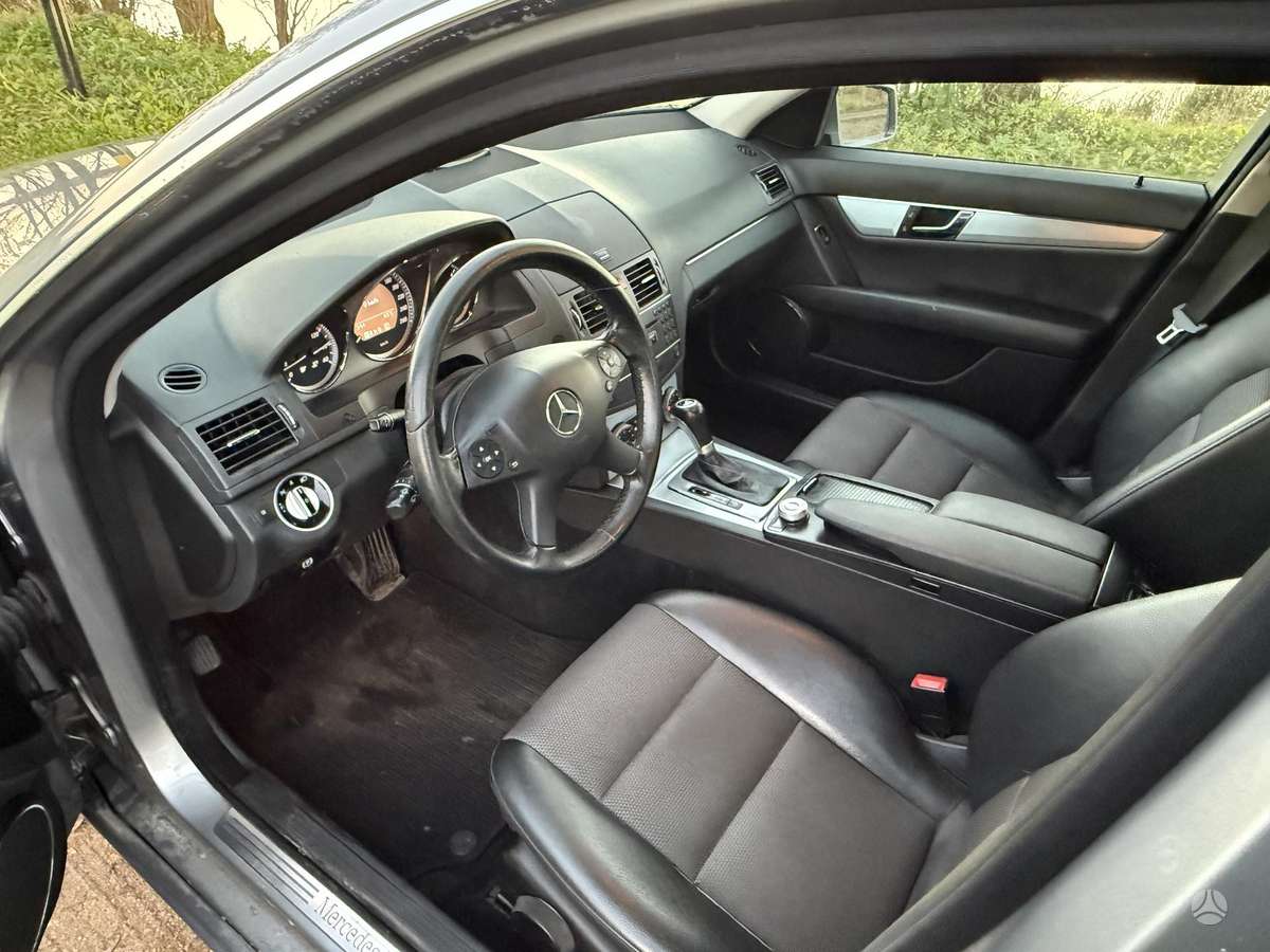 Mercedes-Benz C200 2011 — photo 8