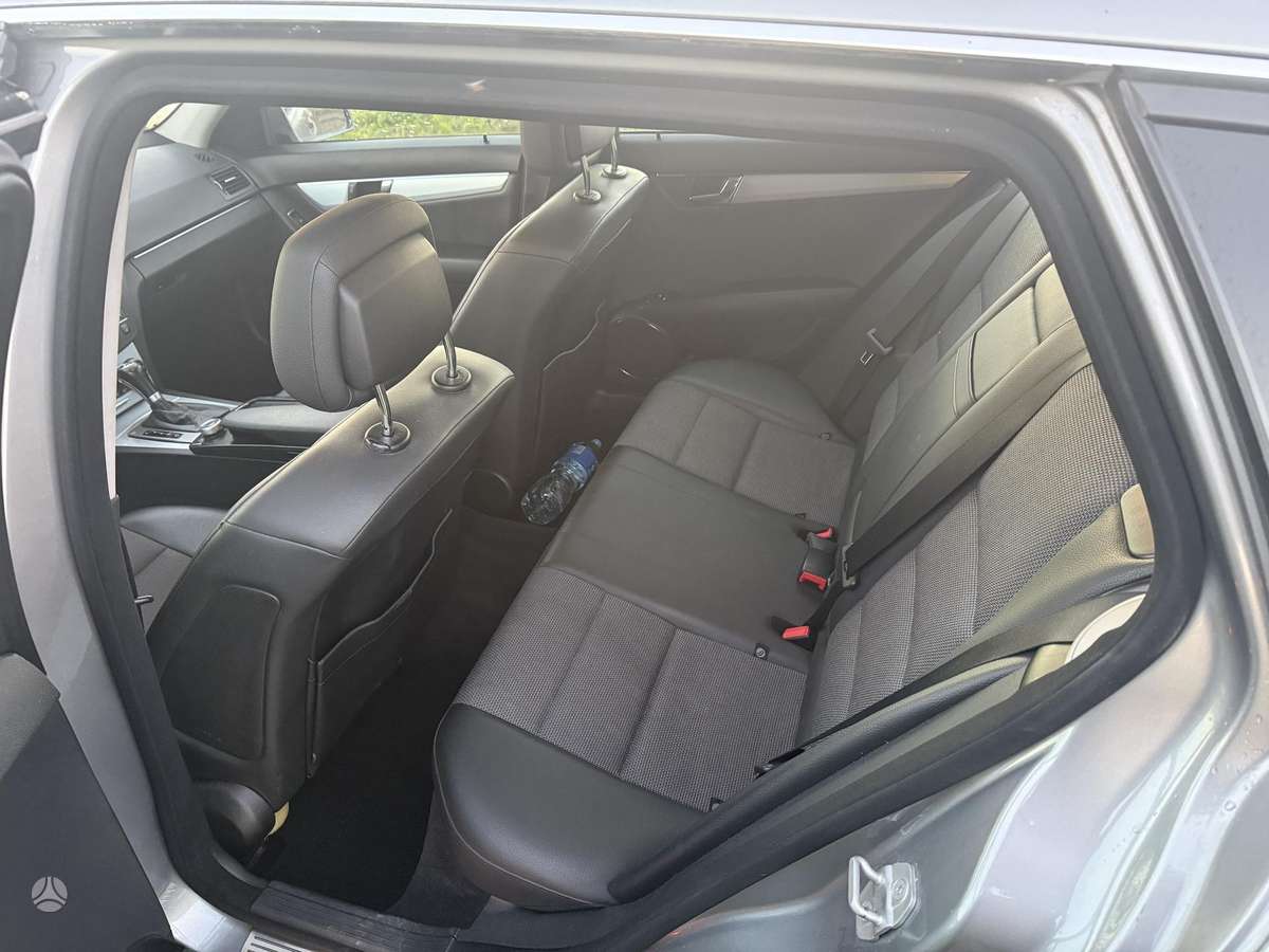 Mercedes-Benz C200 2011 — photo 9