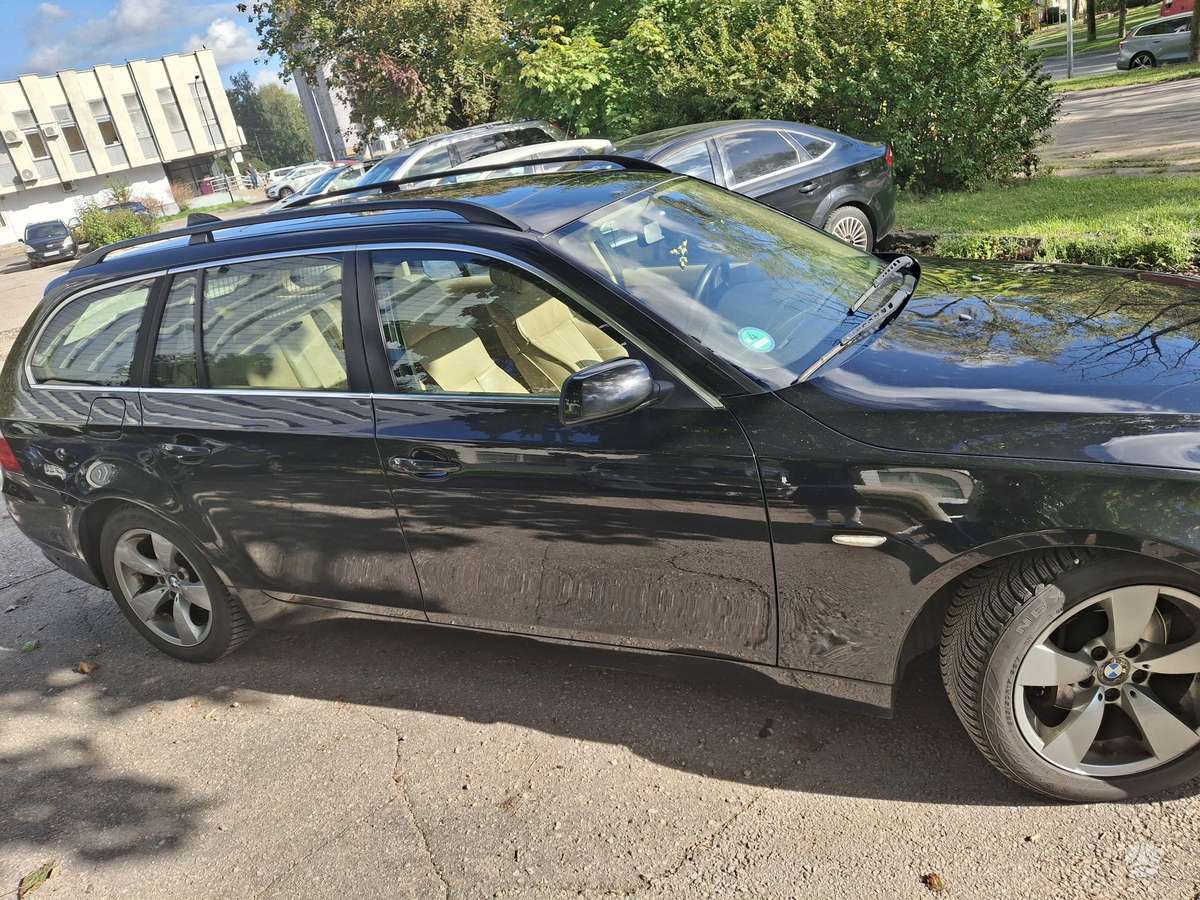 BMW 530 2004 — rear view