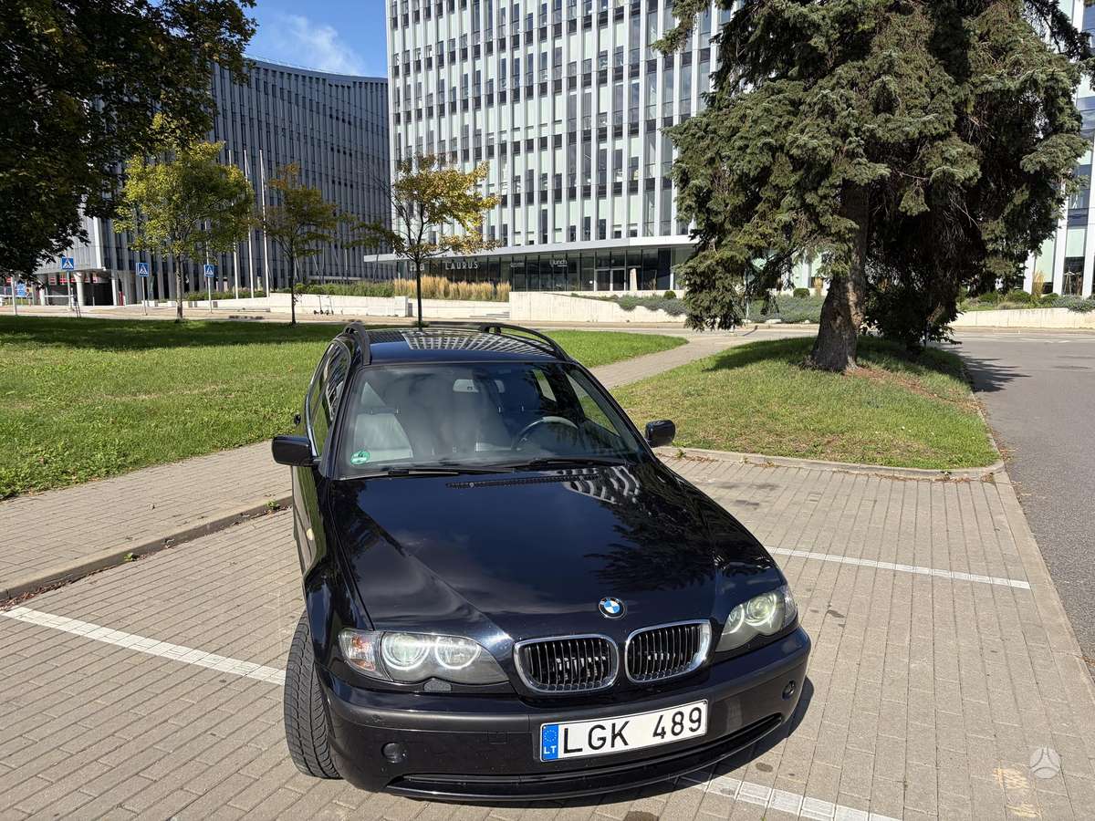 BMW 320 2004 — rear view