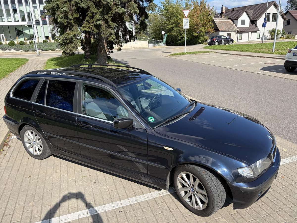 BMW 320 2004 — interior
