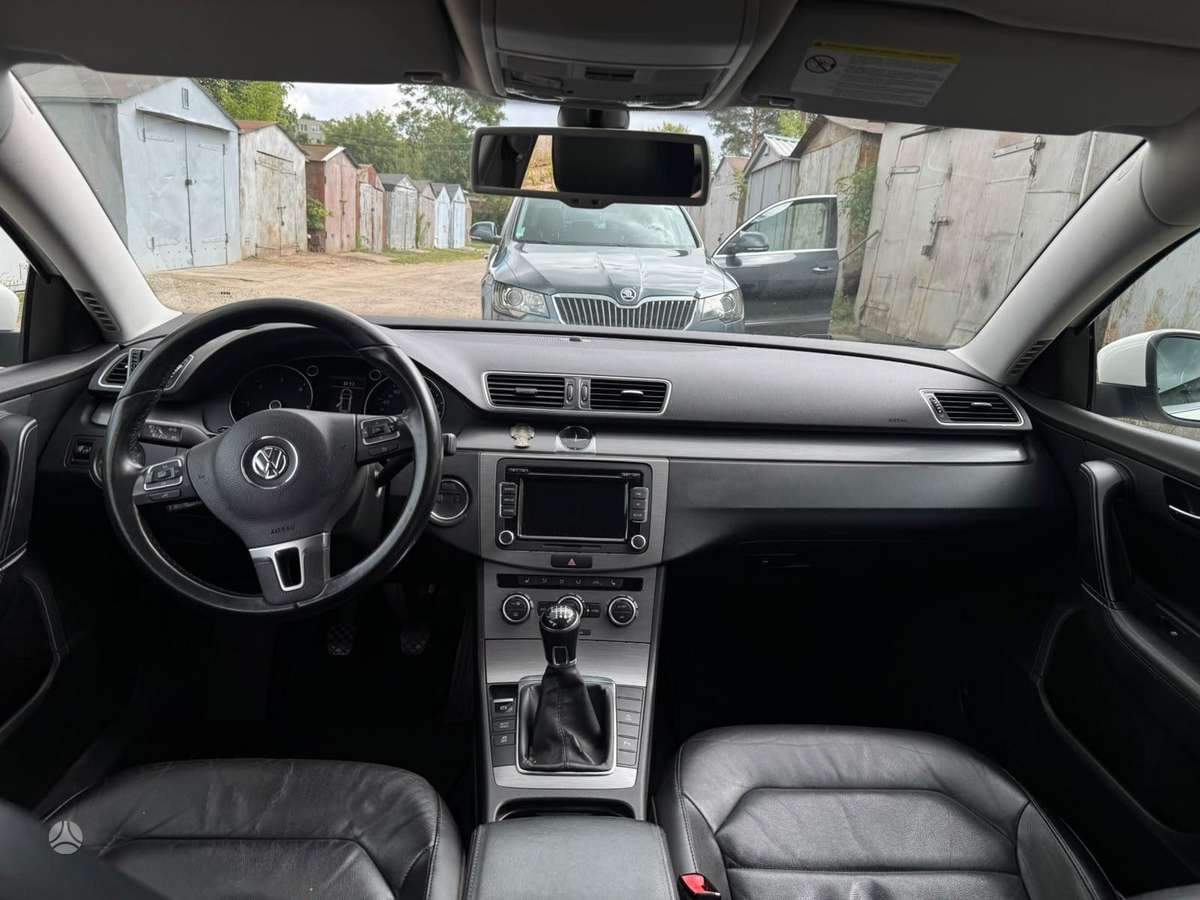 Volkswagen Passat 2012 — photo 11