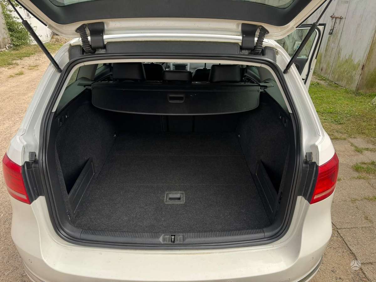Volkswagen Passat 2012 — rear view