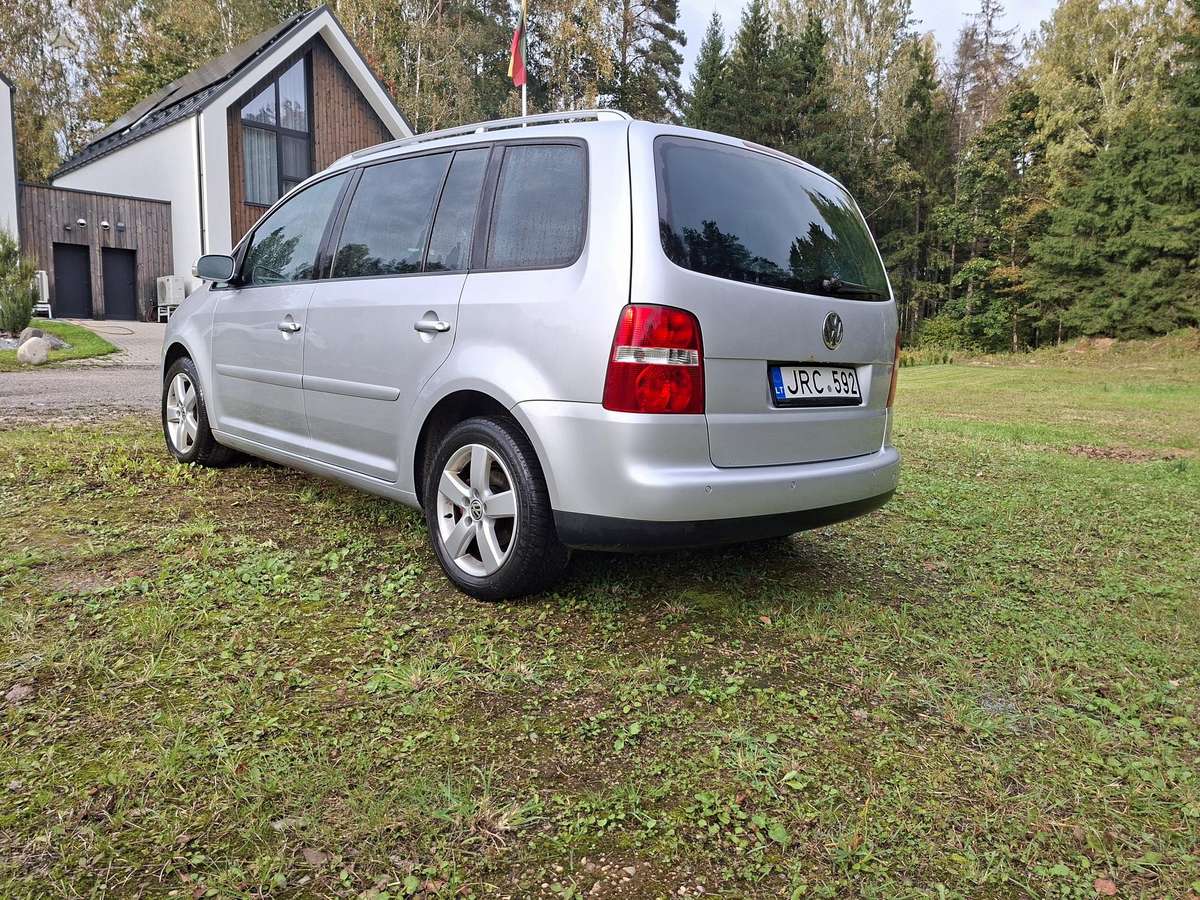 Volkswagen Touran 2005 — engine 1896 cm³, 105 HP (77kW)