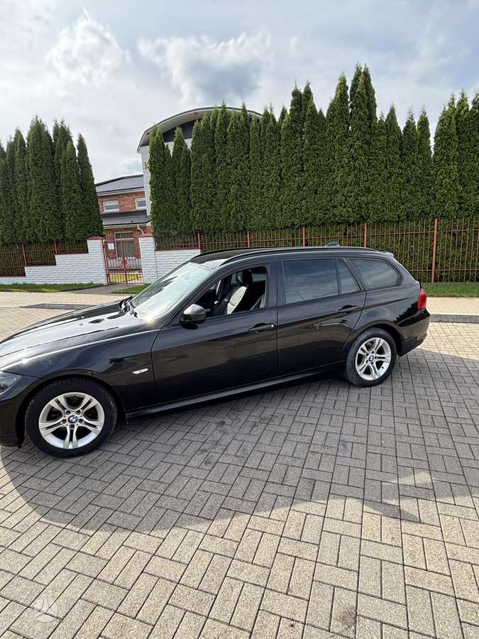 BMW 320 2012 — interior