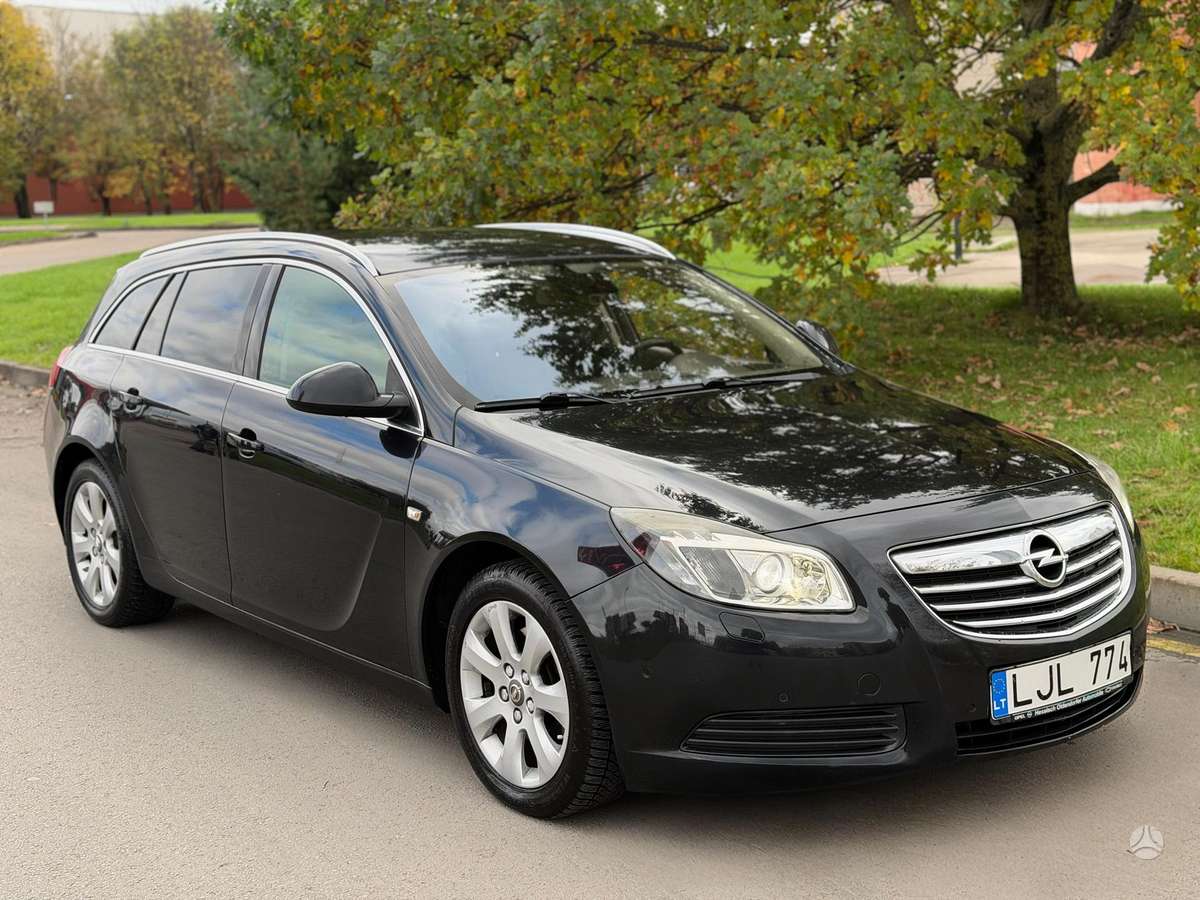 Opel Insignia 2011 — вигляд ззаду