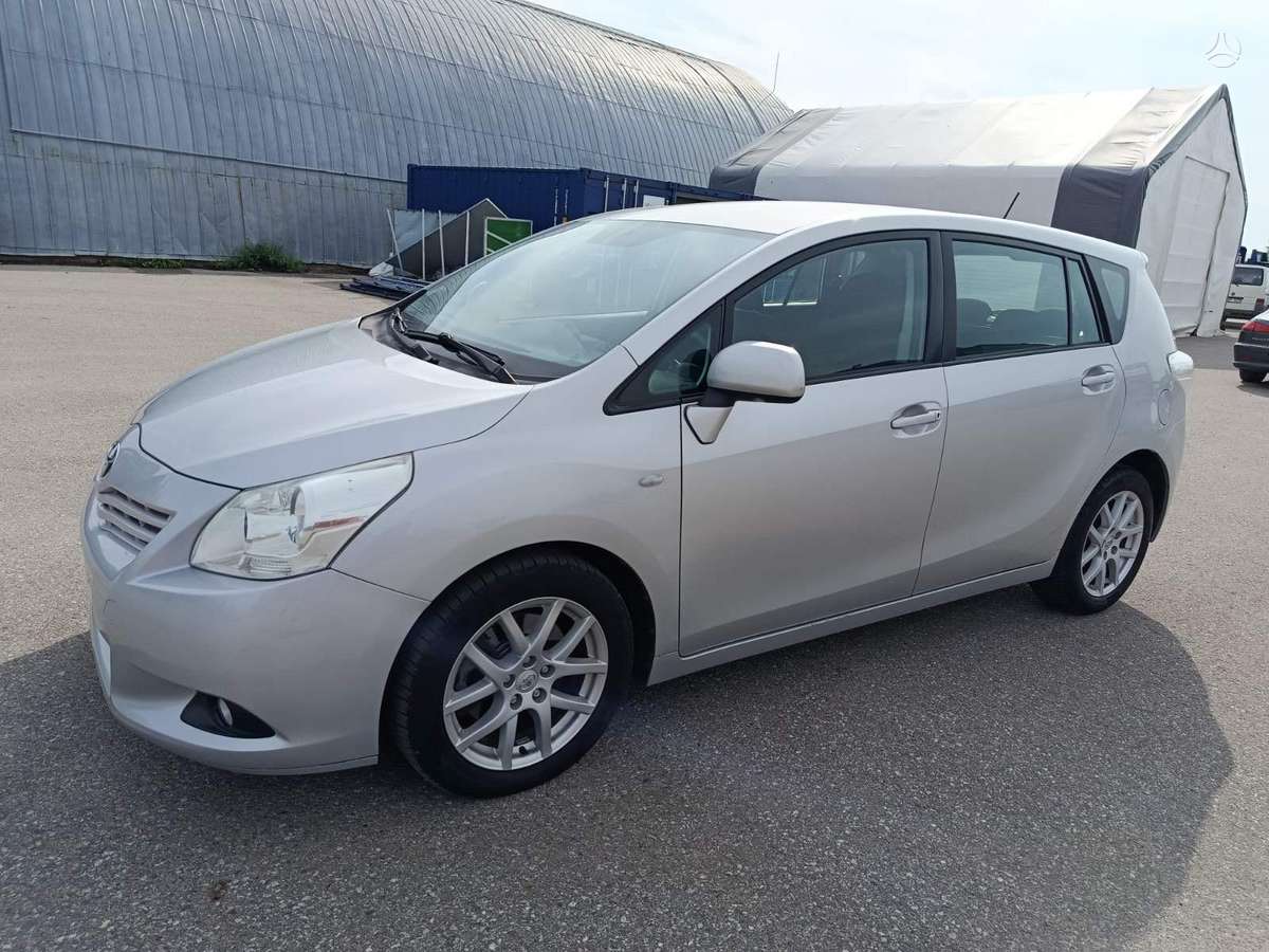 Toyota Verso 2009 — вигляд ззаду