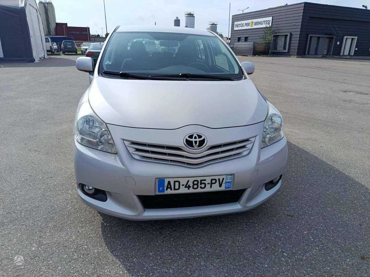 Toyota Verso 2009 — салон