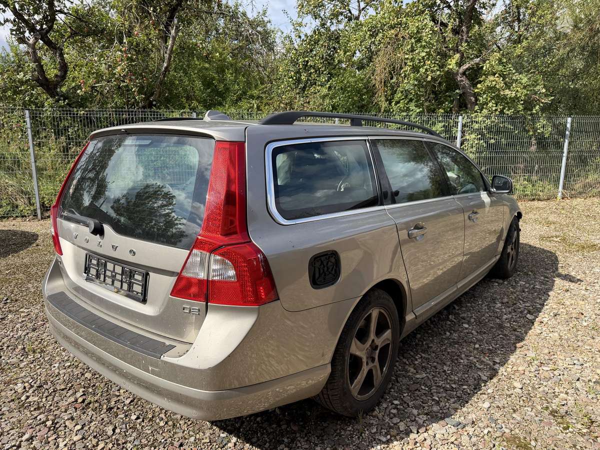 Volvo V70 2012 — photo 11