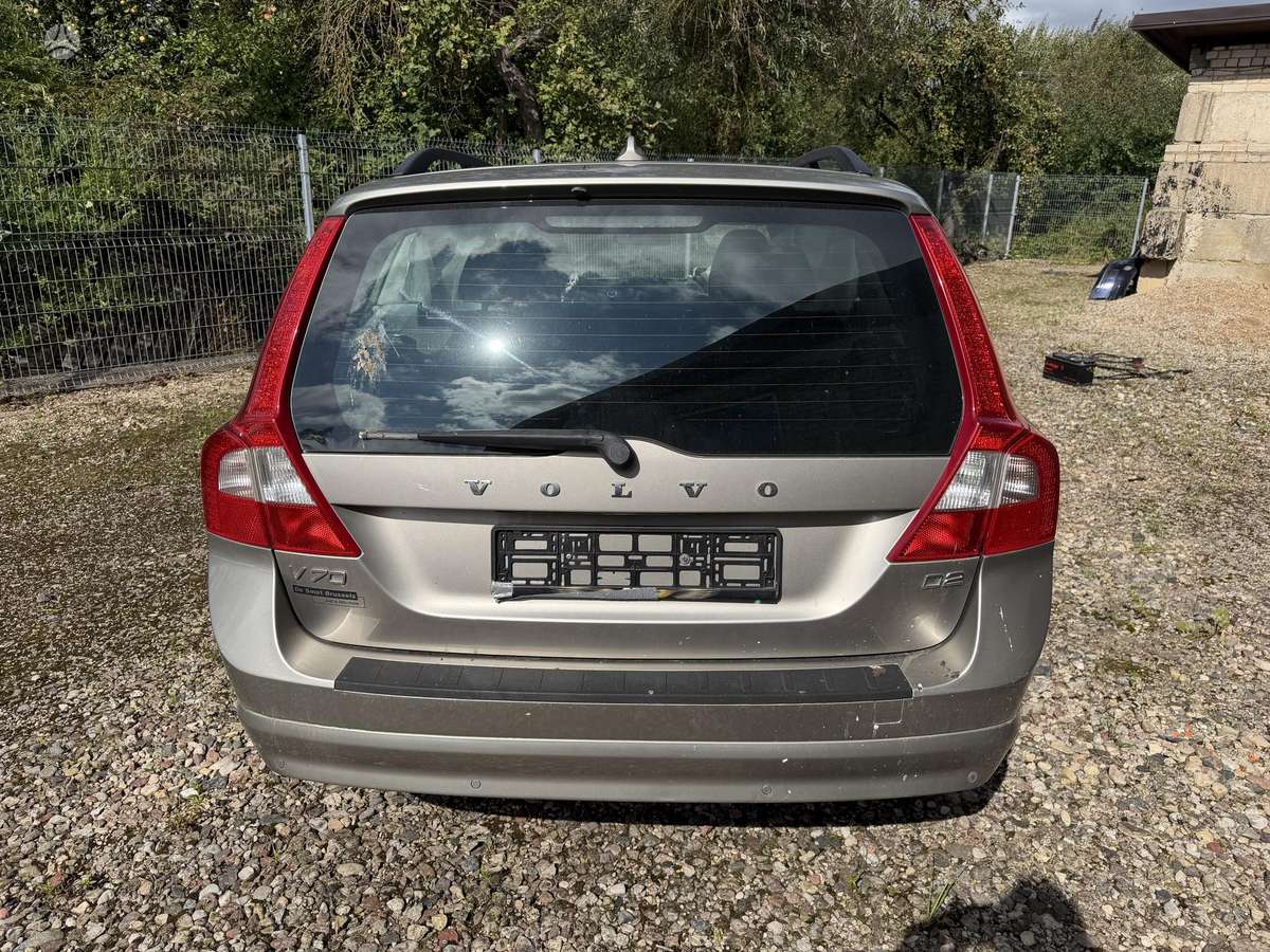 Volvo V70 2012 — rear view