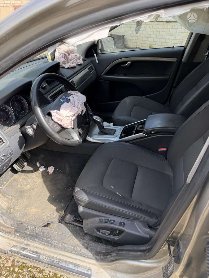 Volvo V70 2012 — photo 6