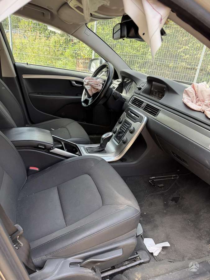 Volvo V70 2012 — photo 8