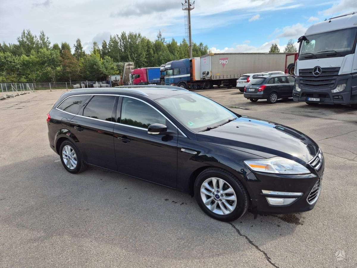 Ford Mondeo 2014 — rear view