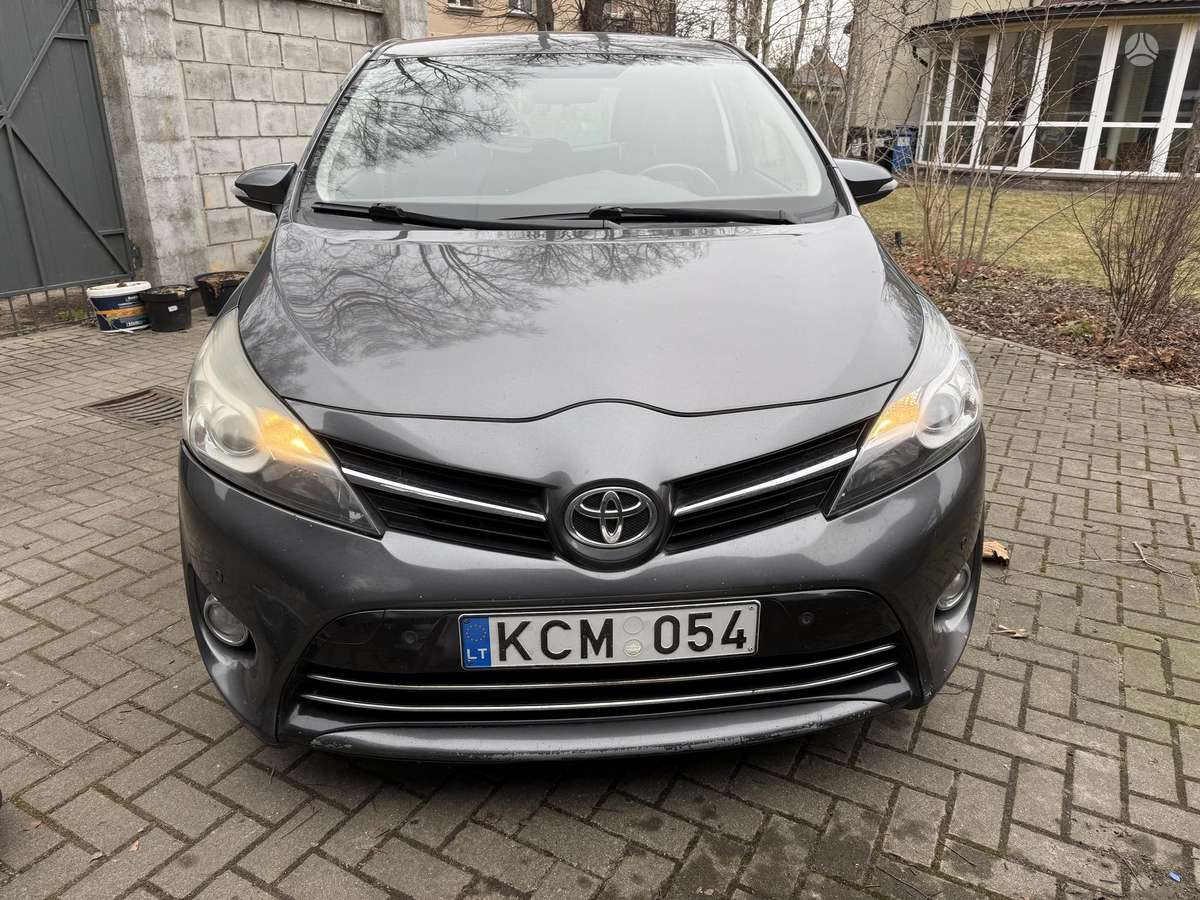 Toyota Verso 2014 — rear view