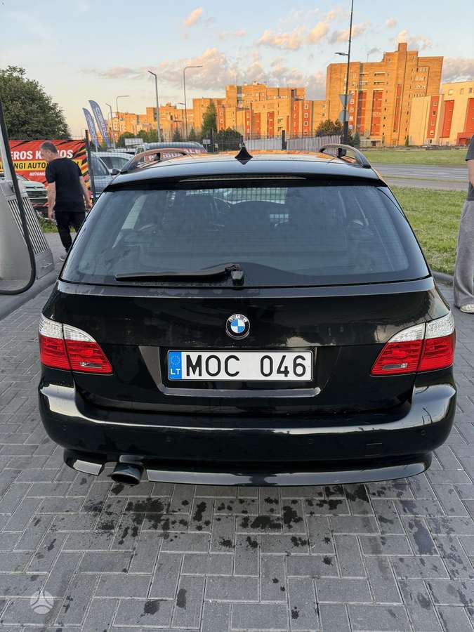 BMW 520 2009 — rear view
