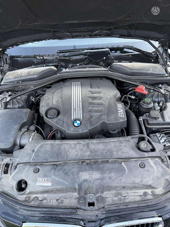 BMW 520 2009 — interior