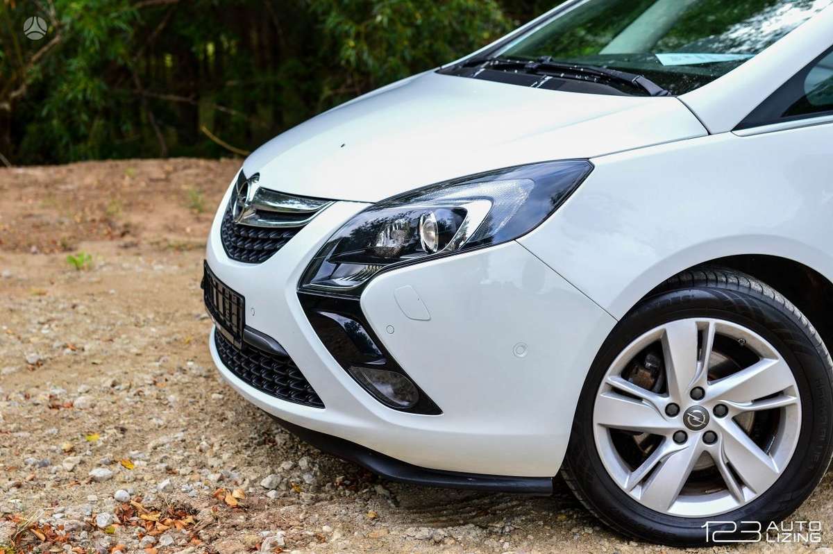 Opel Zafira 2015 — вигляд ззаду